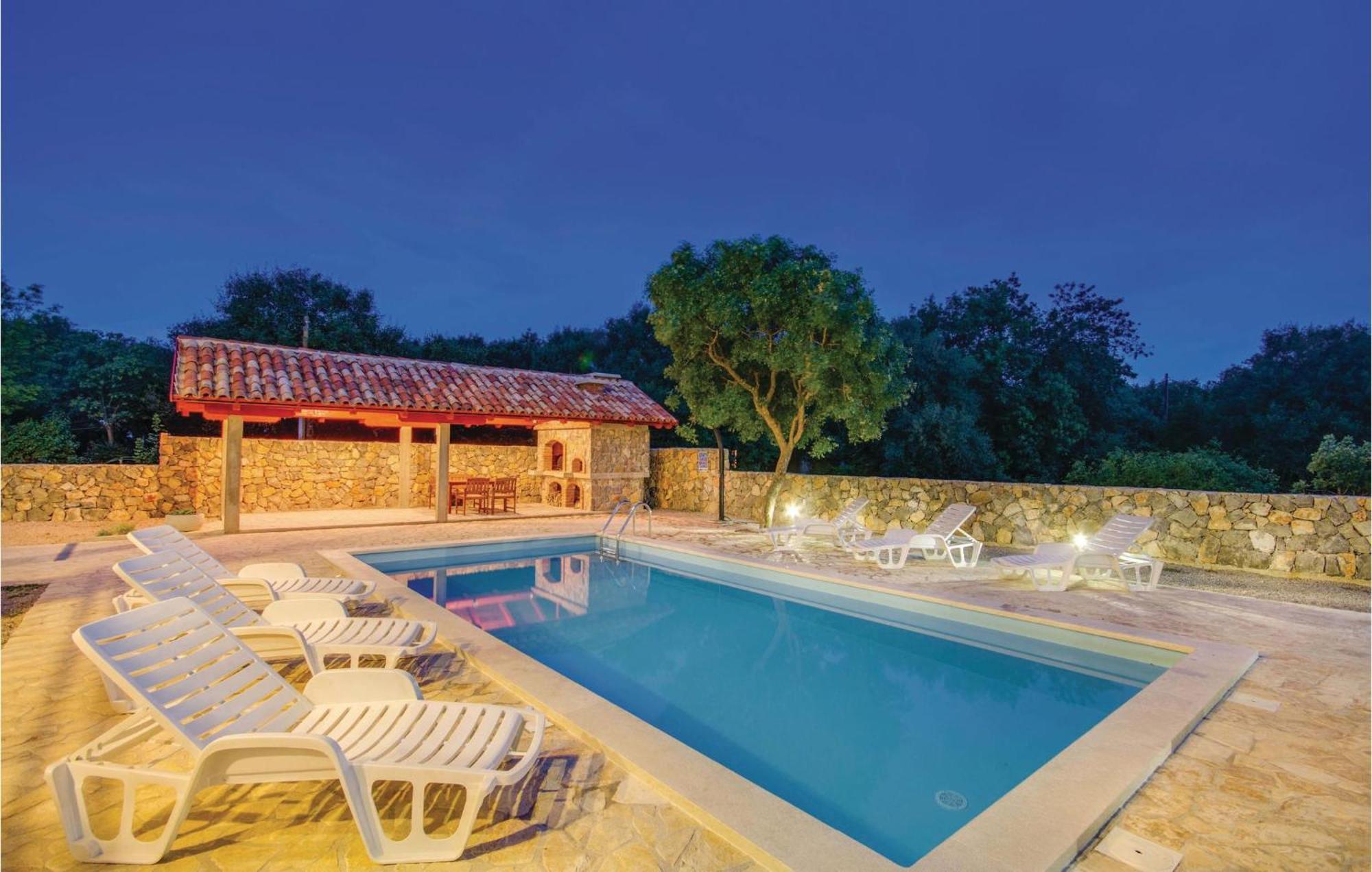 2 Bedroom Beautiful Apartment In Pinezici Exterior foto