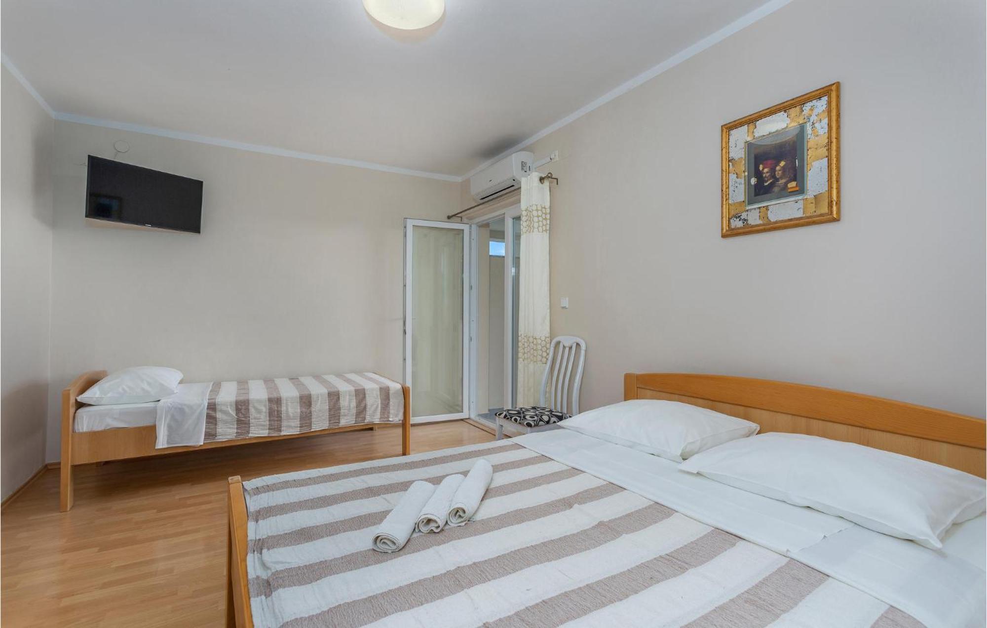 2 Bedroom Beautiful Apartment In Pinezici Exterior foto