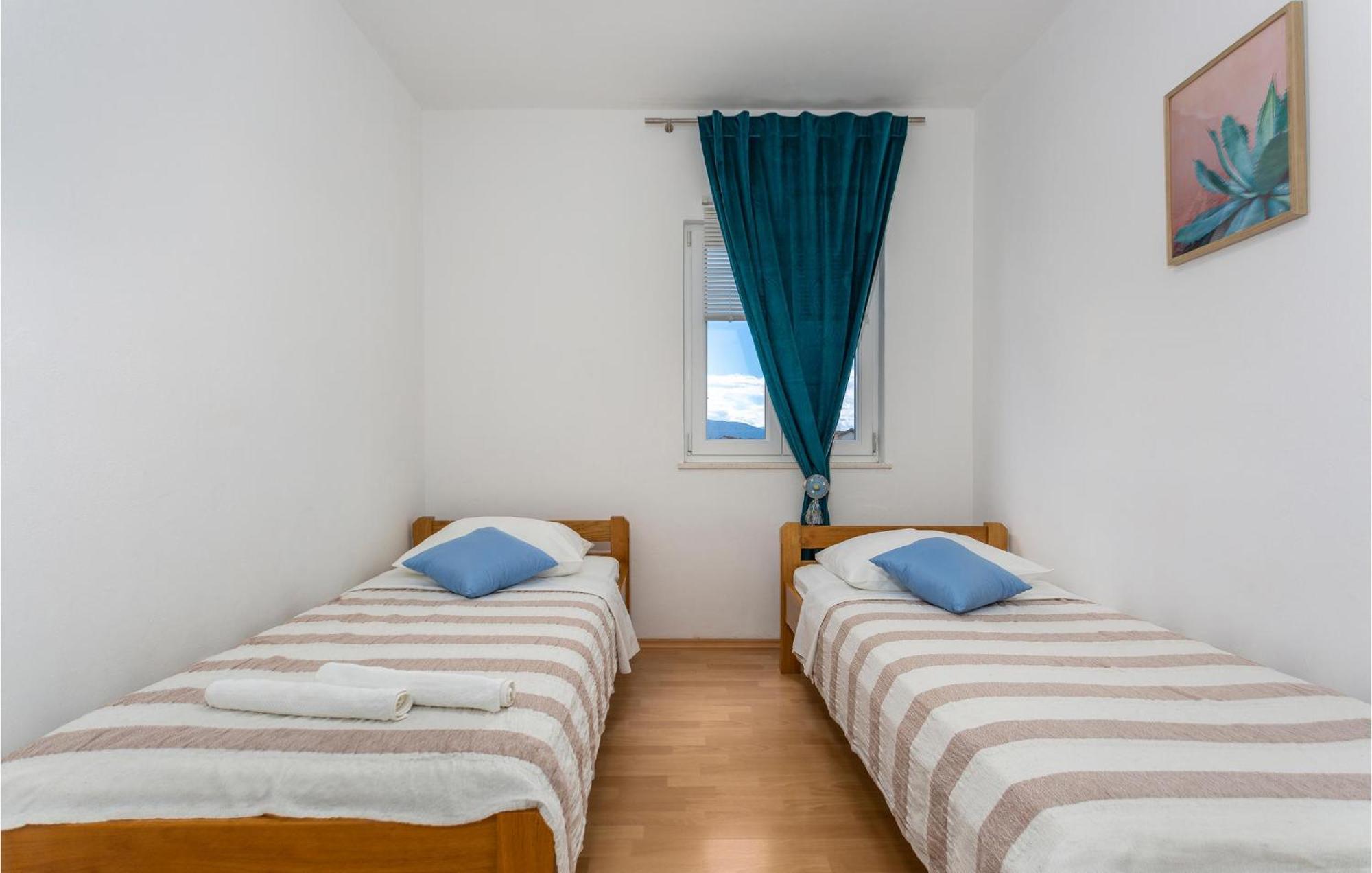 2 Bedroom Beautiful Apartment In Pinezici Exterior foto